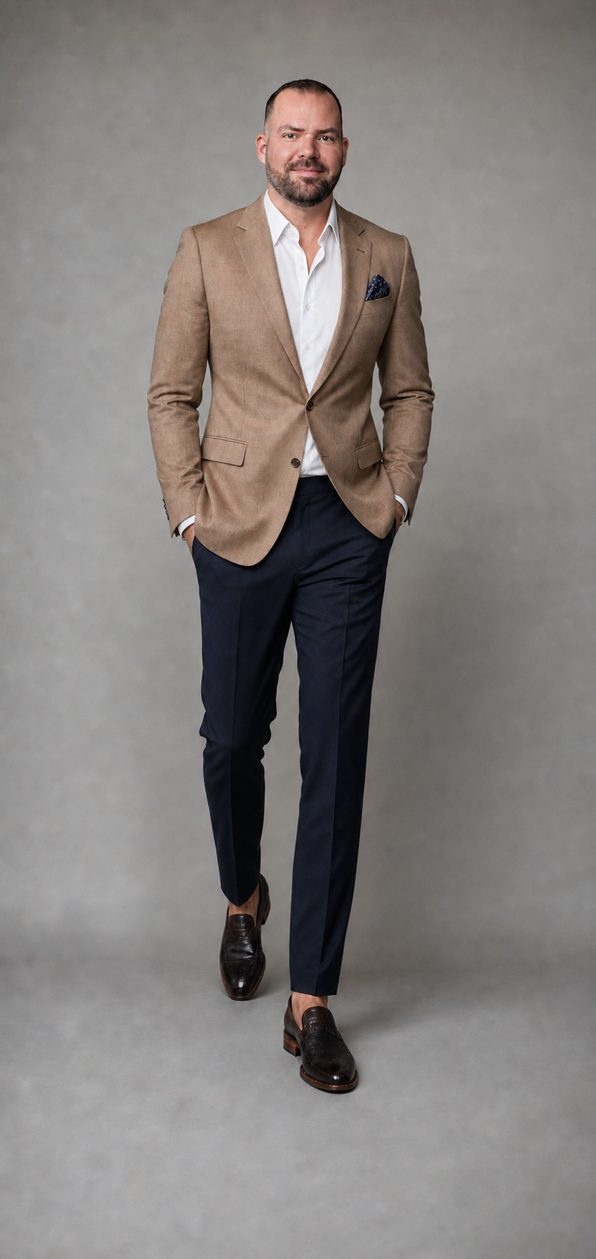 Alex Kern im Smart-Casual-Look in Bewegung