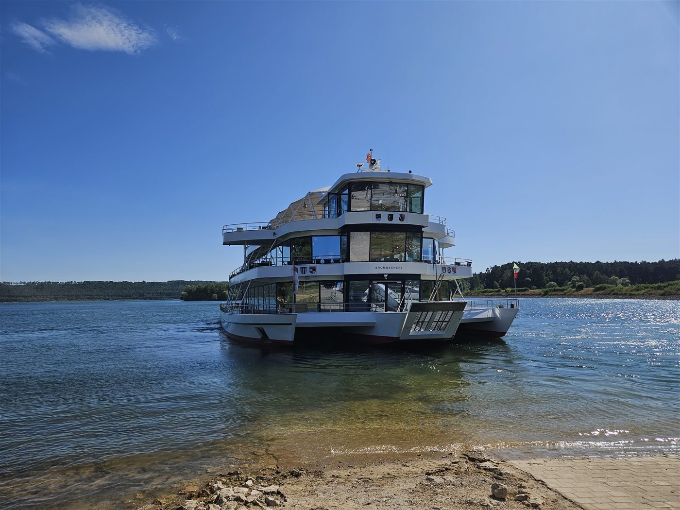 Ausflugsschiff auf einem See