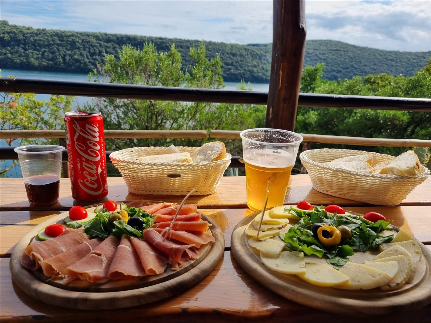 Gedeckter Tisch mit Blick auf bewaldete Hügel