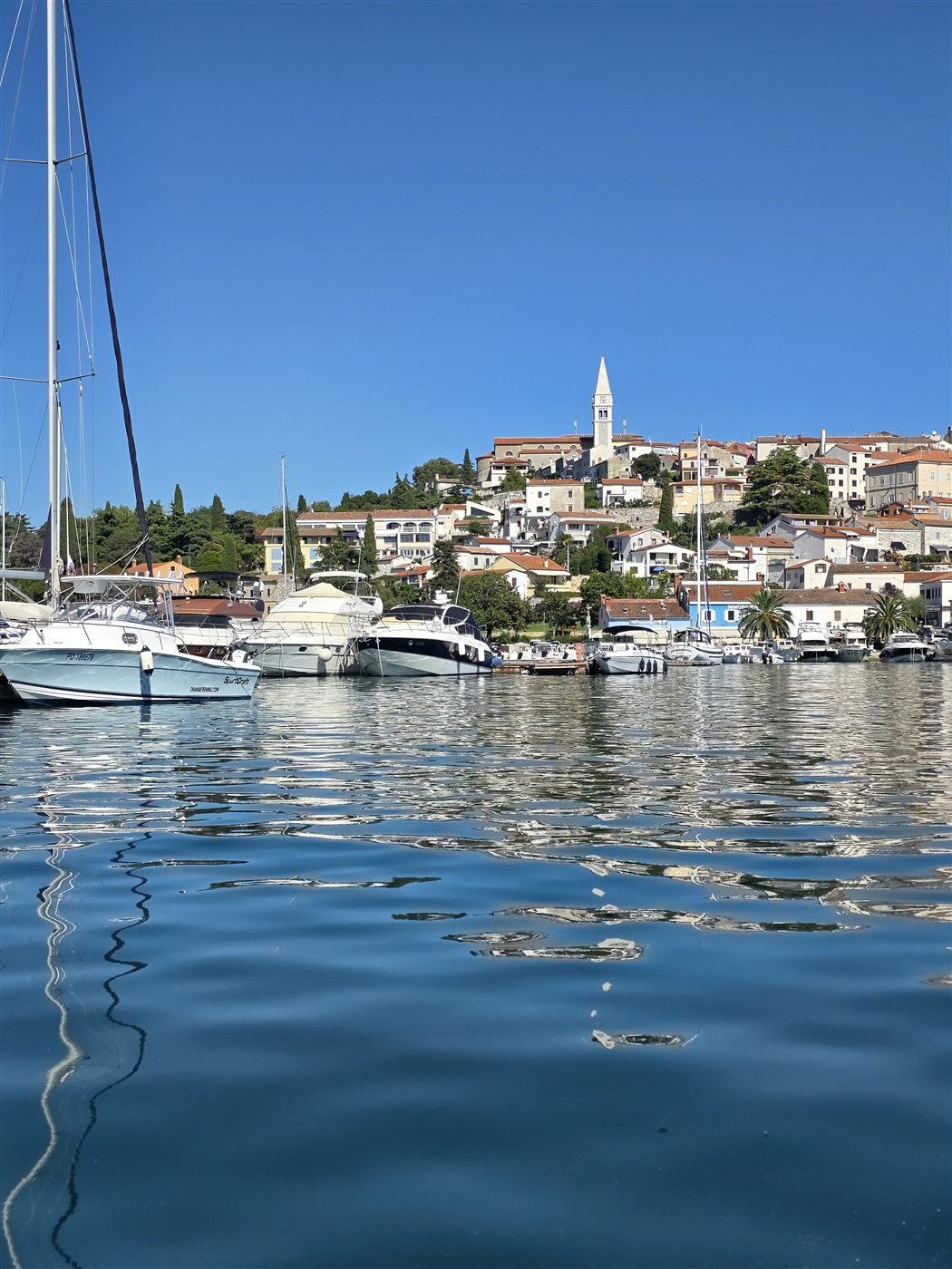 Boote im Hafen vor einer kroatischen Küstenstadt