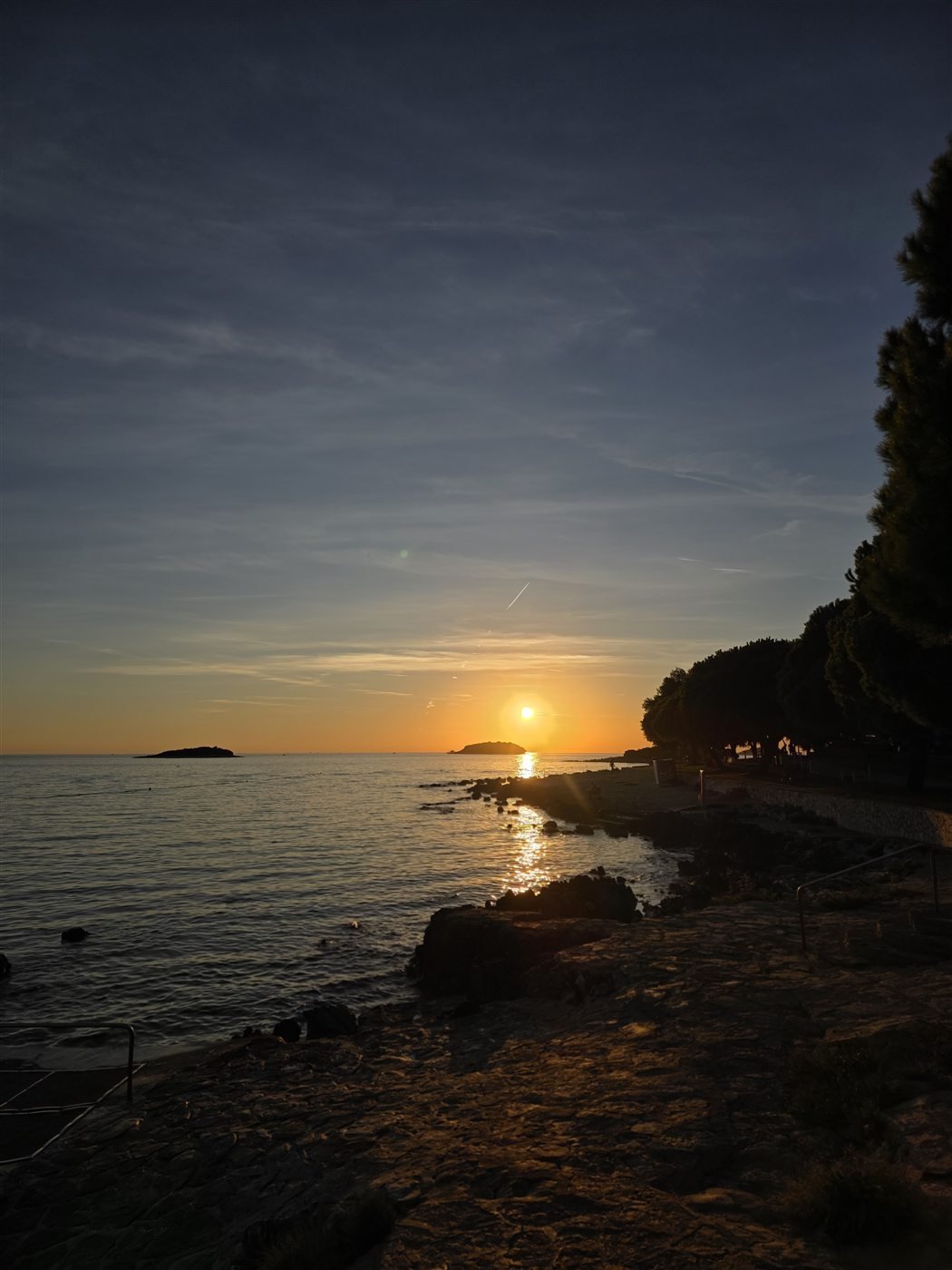 Sonnenuntergang über dem Meer an der kroatischen Küste