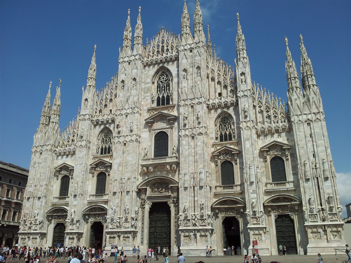 Der Mailänder Dom unter blauem Himmel