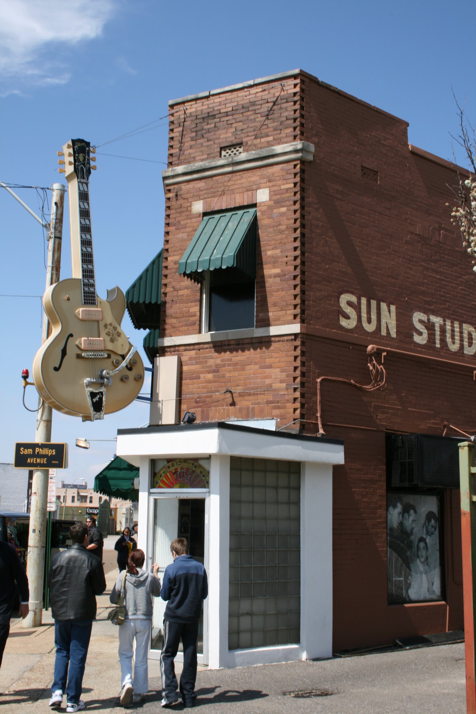 Sun Studio in Memphis mit großer Gitarre an der Fassade